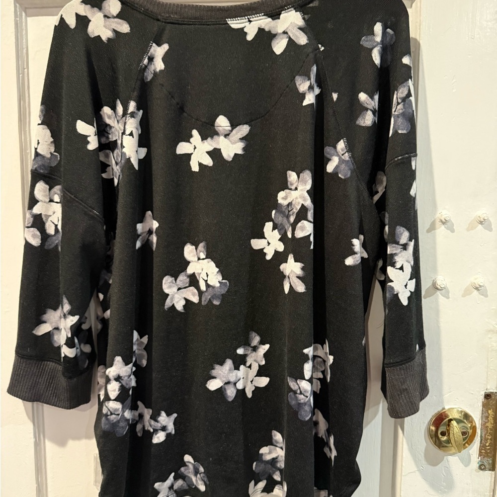 Simply Vera Vera Wang Black and White Floral Sweatshirt - Picture 2 of 3